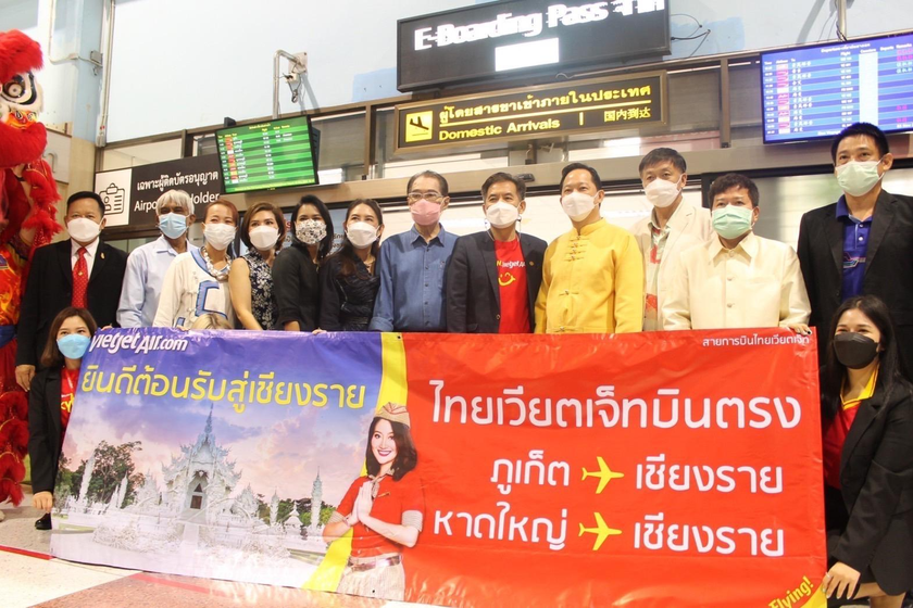 CEO Vietjet Thái Lan, ông Woranate Laprabang (áo đỏ, giữa) cùng các lãnh đạo địa phương và sân bay chào đón các chuyến bay quay trở lại từ sân bay quốc tế Chiang Rai đến Phuket và Hat Yai.
