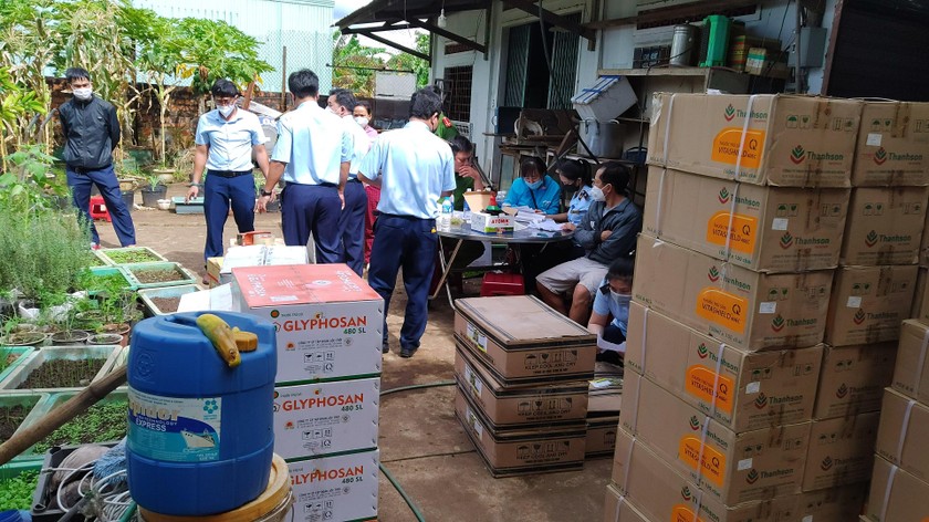 Lực lượng chức năng kiểm tra đột xuất tại đại lý Phượng, chuyên bán thuốc bảo vệ thực vật (xã An Phú, thành phố Pleiku, tỉnh Gia Lai).