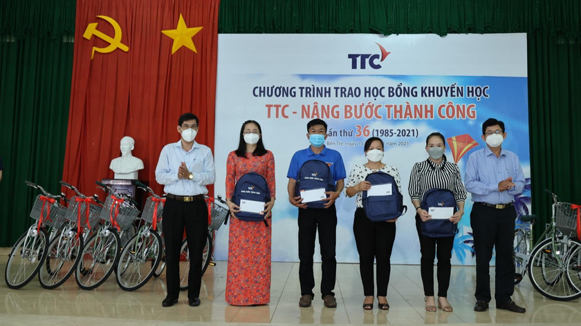 TTC trao tặng 585 suất học bổng đến các em học sinh tại huyện Mỏ Cày Nam, Mỏ Cày Bắc và Thạnh Phú.