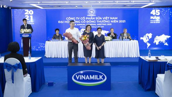 Bà Lê Thị Băng Tâm, chủ tịch HĐQT Vinamilk chúc mừng hai thành viên hội đồng quản trị mới.