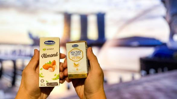 Từ đầu tháng 3-2021, những sản phẩm sữa tươi chứa tổ yến của Vinamilk chính thức chào sân đảo quốc sư tử.