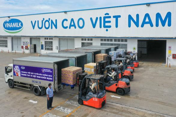 Các chuyến xe với thông điệp "Tuyến đầu khỏe mạnh, vì Việt Nam khỏe mạnh" mang món quà của nhân viên Vinamilk gửi đến tuyến đầu.