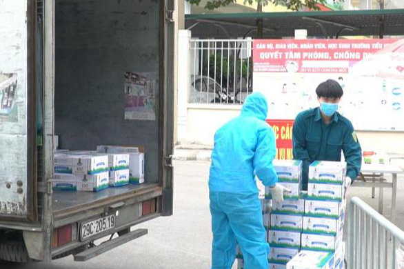 Sáng 5/2, Vinamilk đã trao tặng hơn 120 thùng sữa và nhiều hộp quà tết đến các em học sinh trường Xuân Phương (Hà Nội).