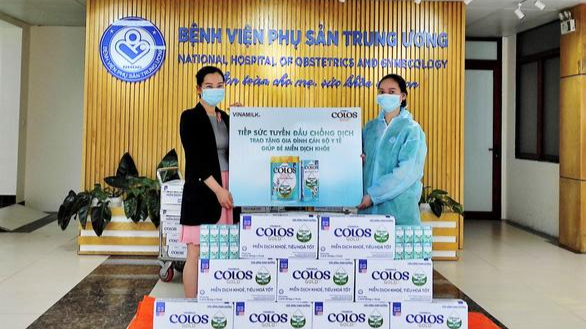 50.000 sản phẩm Vinamilk ColosGold 3 và sữa uống dinh dưỡng ColosGold đã được Vinamilk trao tặng cho con em các y bác sĩ tuyến đầu.