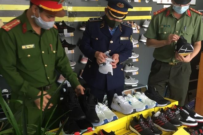 Lực lượng chức năng phát hiện gần 5.000 đôi giày có dấu hiệu giả mạo nhãn hiệu các thương hiệu nổi tiếng Nike, Adidas.