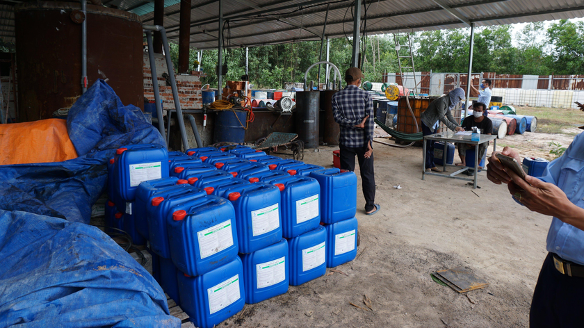 Lực lượng chức năng kiểm tra cơ sở sản xuất tái chế nhớt thải của ông N.V.B tại thôn Phước Tiến.