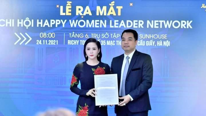 Phó Chủ tịch Hanoisme trao quyết định cho Chủ tịch Happy Women Leader Network .