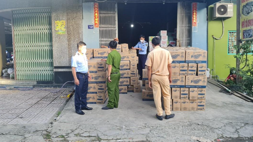 Lực lượng chức năng kiểm tra hộ kinh doanh tại thị trấn Tịnh Biên, huyện Tịnh Biên, tỉnh An Giang.