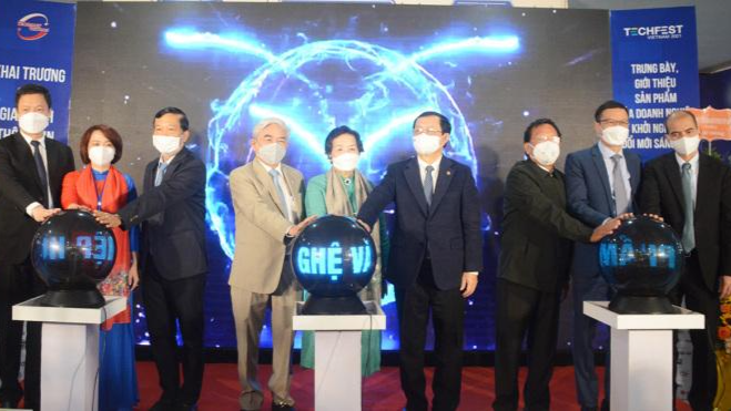 Bộ trưởng Huỳnh Thành Đạt (thứ 4 từ phải qua) cùng các lãnh đạo, đại biểu nhấn nút khởi động sàn giao dịch công nghệ và thiết bị.