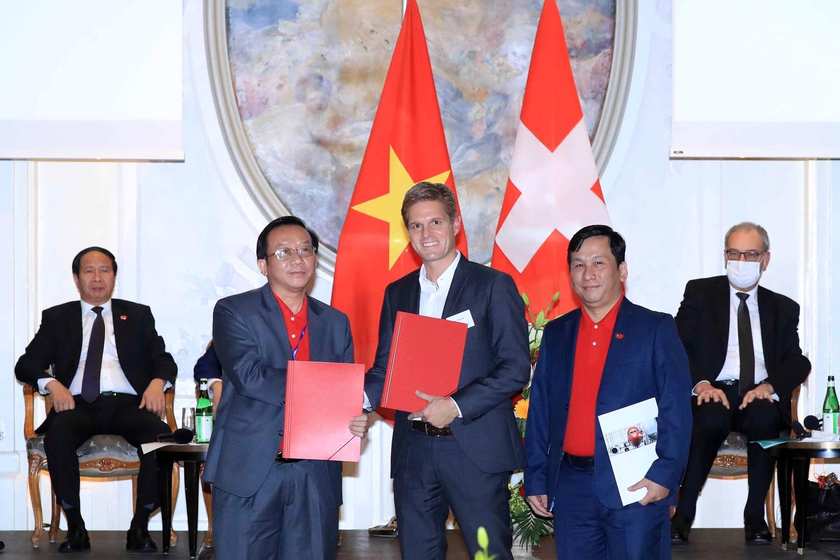 Ông Đinh Việt Phương, Giám đốc Điều hành Vietjet và ông Jean-Marc Lenz, Giám đốc điều hành SR Technics tại buổi lễ ký kết.