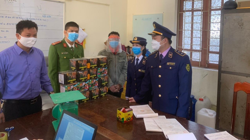 Lực lượng chức năng lập biên bản vi phạm với ông Phan Văn Mạnh (khối 10, thị trấn Hưng Nguyên, huyện Hưng Nguyên, Nghệ An).