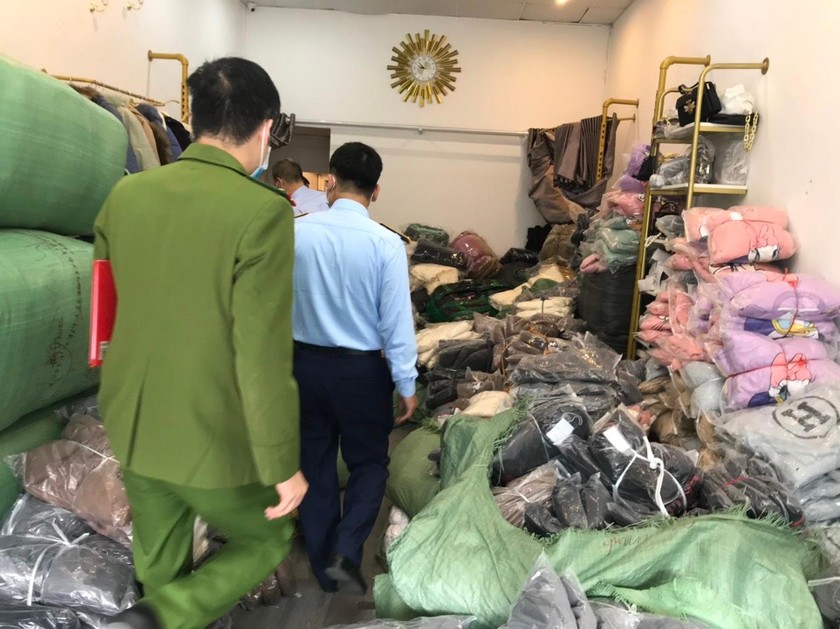 Lực lượng chức năng kiểm tra tại cửa hàng kinh doanh quần áo Huyền Tây (số 1028 Lê Thanh Nghị, thành phố Hải Dương, tỉnh Hải Dương).