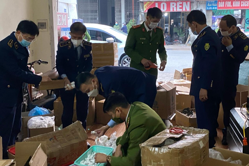 Lực lượng chức năng kiểm tra tại cơ sở sản xuất mỹ phẩm trên địa bàn thị xã Kinh Môn, tỉnh Hải Dương.