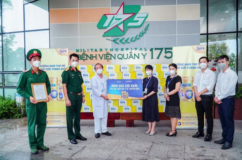 Đại diện Vinamilk gửi tặng món quà sức khỏe đến các “anh hùng áo trắng” tại Bệnh viện Quân y 175 (Tp. HCM).