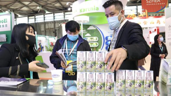 Khách hàng tìm hiểu về các sản phẩm sữa tươi tại Triển lãm FHC Thượng Hải 2021.