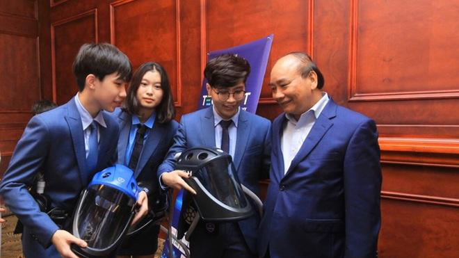 Chủ tịch nước Nguyễn Xuân Phúc và nhóm sáng chế trẻ của sản phẩm "Mũ cách ly di động Vihelm".