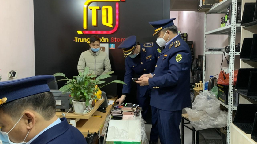 Lực lượng chức năng kiểm tra số hàng hóa vi phạm tại cửa hàng có địa chỉ Tổ 2, phường Tân Thịnh, thành phố Thái Nguyên.