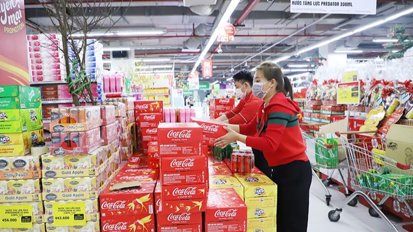 Tại các siêu thị đã tăng cường nhân viên để phục vụ nhu cầu mua sắm của người dân.