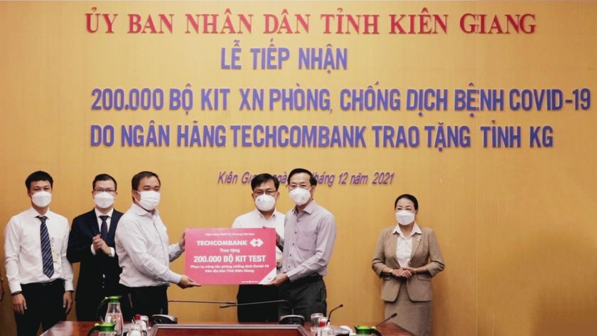 Đại diện lãnh đạo Techcombank trao tặng 200.000 bộ kit test covid 19 cho Sở Y tế Tỉnh Kiên Giang.