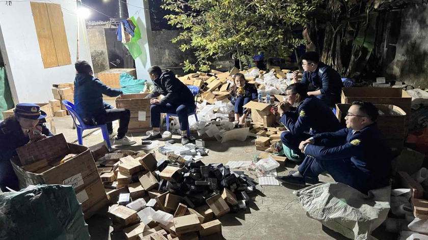 Lực lượng QLTT Thái Nguyên tiến hành kiểm đếm số hàng hóa vi phạm tại kho hàng tại địa bàn tổ 7, phường Tân Lập, TP Thái Nguyên, tỉnh Thái Nguyên.