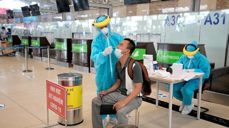 Cục Hàng không Việt Nam yêu cầu hãng hàng không đưa chi phí test nhanh kháng nguyên virus SARS-CoV-2 vào giá vé đối với hành khách vận chuyển đến các cảng hàng không quốc tế Việt Nam.
