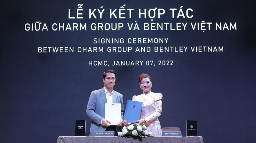 Bà Liêu Thị Phượng – Tổng giám đốc Tập đoàn Charm Group và đại diện Bently Việt Nam ký kết hợp tác.
