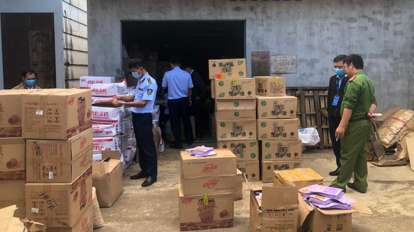 Lực lượng chức năng kiểm tra hàng hóa tại cơ sở kinh doanh do bà Bùi Thị Thu Hiền làm chủ, ở địa chỉ xã Biển Hồ, Thành phố Pleiku, tỉnh Gia Lai.