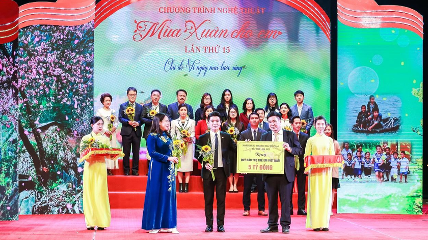 Phó Tổng Giám đốc Đỗ Quang Vinh đại diện Ngân hàng SHB ủng hộ Quỹ Bảo trợ Trẻ em Việt Nam 5 tỷ đồng nhằm sẻ chia, đồng hành với trẻ em có hoàn cảnh khó khăn trên cả nước.