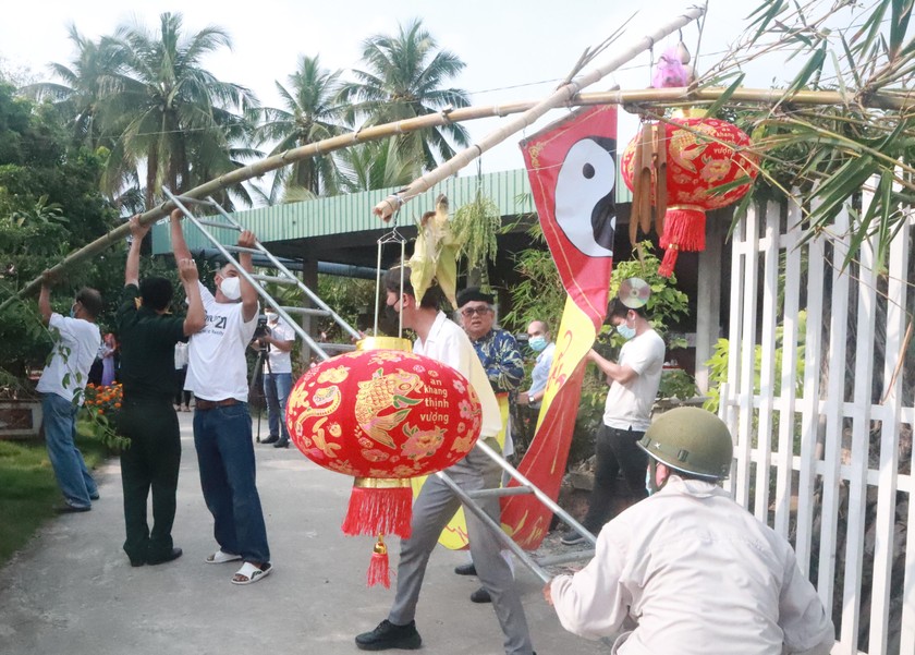 Cuộc dựng nêu của Huỳnh Phủ lần này còn kết hợp với lễ khai bút đầu xuân của Câu Lạc bộ Thư Pháp Hồn Chữ Việt.
