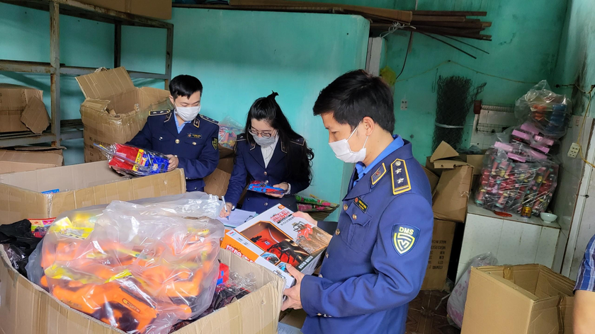 Lực lượng chức năng tiến hành kiểm tra đột xuất tại cửa hàng có địa chỉ tại số 59 đường Phong Nha, phường Nam Lý, thành phố Đồng Hới, tỉnh Quảng Bình.