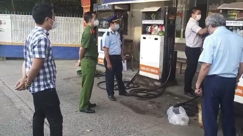 Lực lượng chức năng kiểm tra cửa hàng xăng dầu trên địa bàn thành phố Mỹ Tho, tỉnh Tiền Giang.