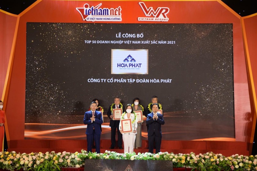 Đại diện Tập đoàn Hòa Phát lên nhận Top 50 Doanh nghiệp Việt Nam xuất sắc năm 2021.