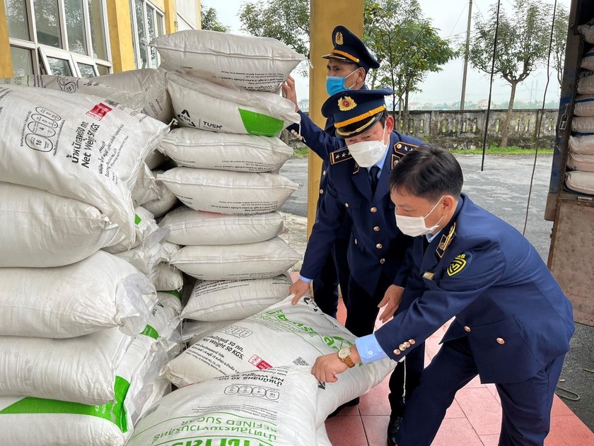 Lực lượng QLTT Hà Tĩnh thu giữ 2.000 kg đường tinh luyện nhập lậu.