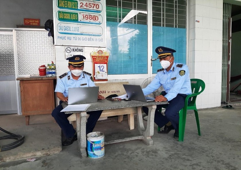Lực lượng chức năng kiểm tra đột xuất tại Cửa hàng bán lẻ xăng dầu S.H trên địa bàn huyện Cai Lậy, tỉnh Tiền Giang.
