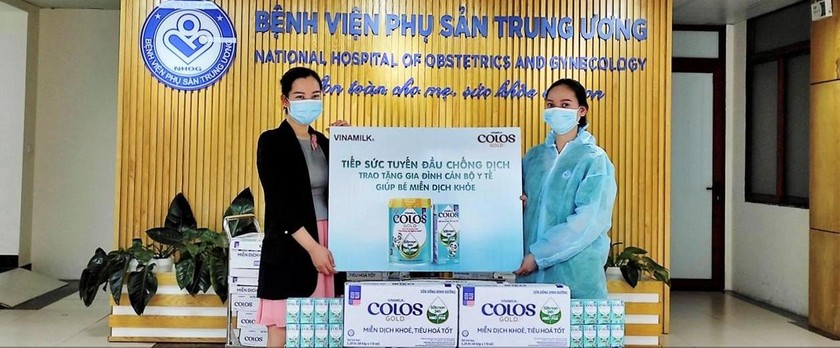 50.000 sản phẩm Vinamilk ColosGold 3 và sữa uống dinh dưỡng ColosGold đã được Vinamilk trao tặng cho con em các y bác sĩ tuyến đầu.