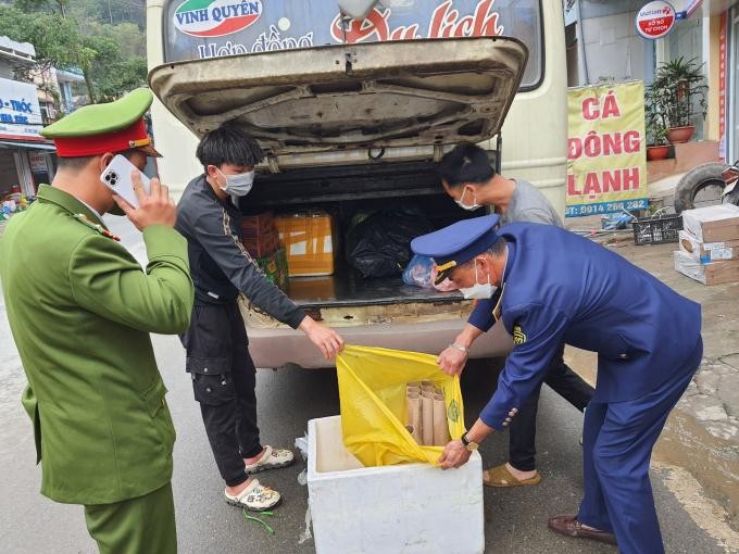 Lực lượng chức năng tỉnh Hà Giang phát hiện, bắt giữ số pháo nổ vận chuyển trên xe khách.