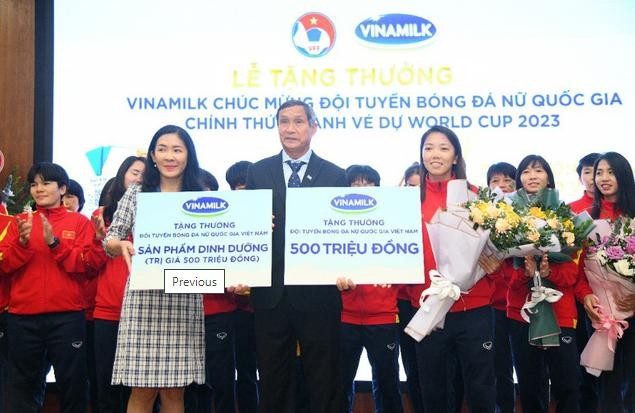 Đại diện Vinamilk trao thưởng cho đội tuyển bóng đá Việt Nam khi đoạt vé đến vòng chung kết World Cup 2023.