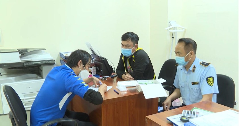 Lực lượng QLTT Quảng Ninh làm việc với chủ số kit test COVID-19 Trung Quốc nhập lậu.