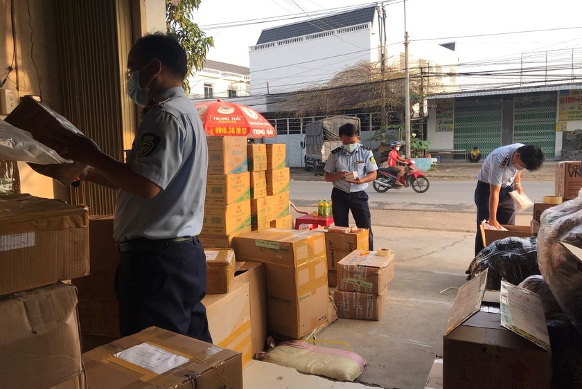 Lực lượng chức năng kiểm tra số lô hàng tại Công ty TNHH Sang Thùy - Chi nhánh Vĩnh Long (Phường 8 - TP Vĩnh Long).