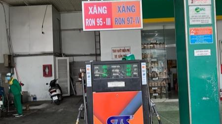 Xăng RON 97 được bán tại một số cơ sở xăng dầu tại TP.HCM với giá 28.500 đồng/lít.