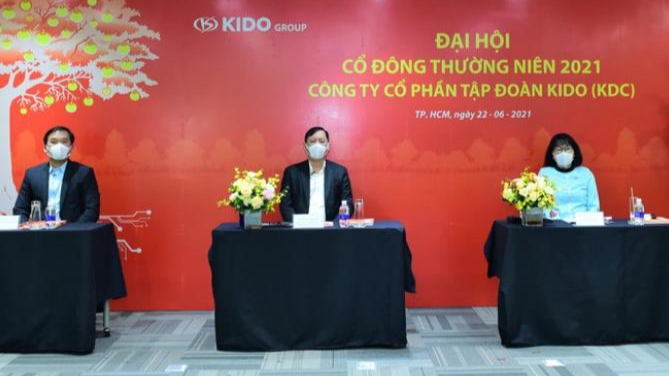 Phó Chủ tịch kiêm Tổng giám đốc Kido Trần Lệ Nguyên (giữa) điều hành đại hội cổ đông (Ảnh: KDC).