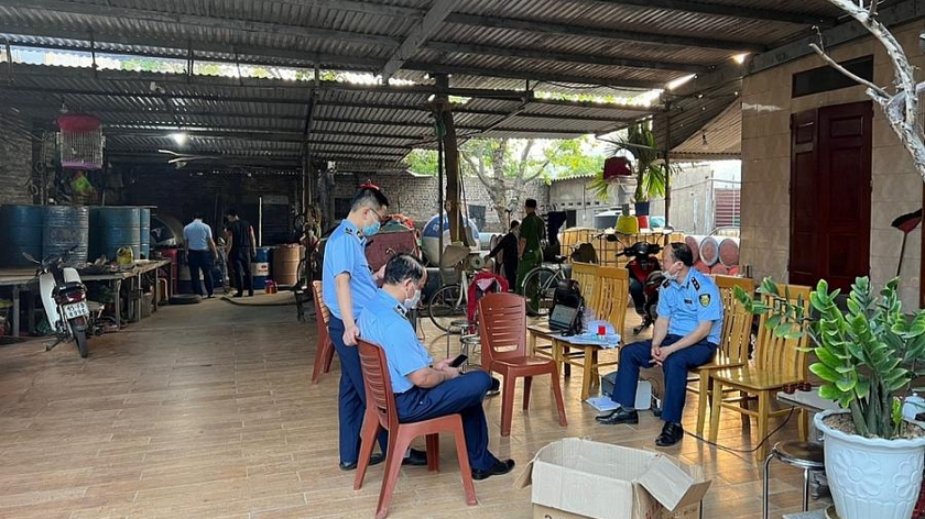 Lực lượng chức năng kiểm tra tại hộ kinh doanh ở thôn Dược Thượng, xã Tiên Dược, huyện Sóc Sơn, thành phố Hà Nội.