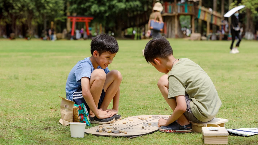 Trẻ được chơi trò chơi dân gian, gần gũi với thiên nhiên.
