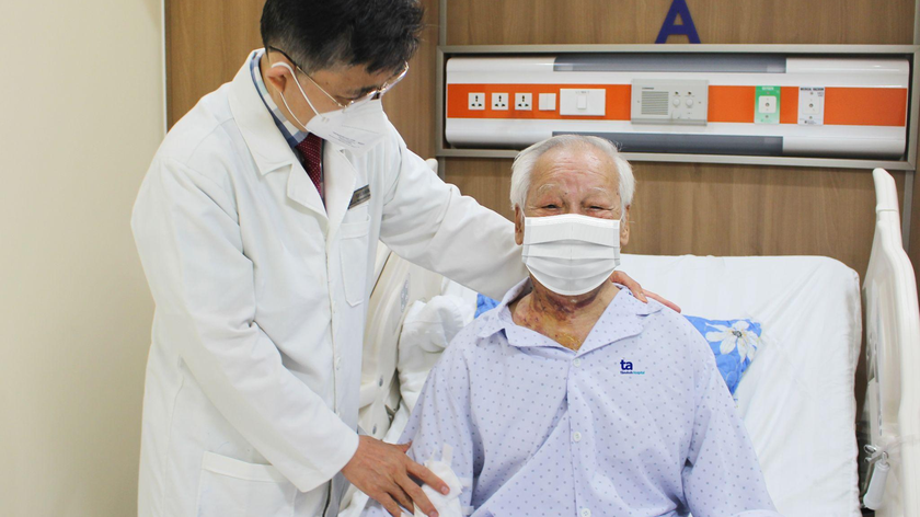 Bệnh nhân 84 tuổi hồi phục sức khỏe nhanh sau ca phẫu thuật do TS.BS Nguyễn Anh Dũng thực hiện. Ảnh: Bệnh viện Đa khoa Tâm Anh.