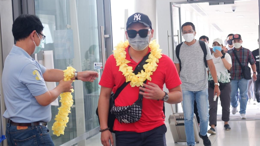 Hành khách trên chuyến bay được chào đón tại sân bay Phuket.