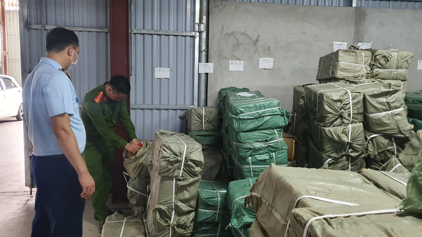 Lực lượng chức năng kiểm tra đột xuất kho chứa hàng tại xã Hồng Tiến, huyện Khoái Châu, tỉnh Hưng Yên.