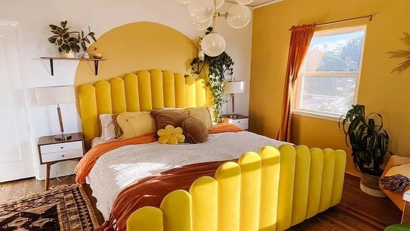 Những tông màu trầm ấm tạo nên không gian ấm cúng cho căn phòng ngủ.