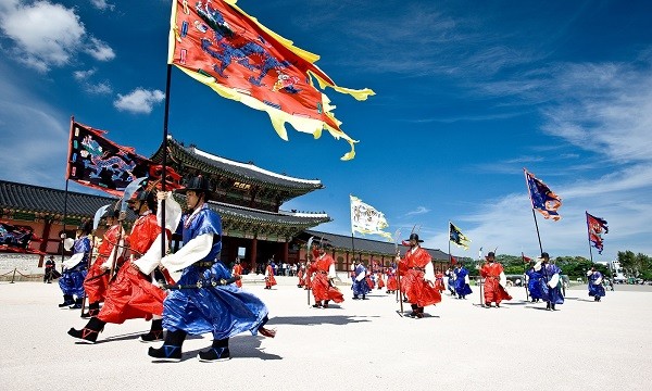 Diễu hành tại cung điện Gyongbokgung.