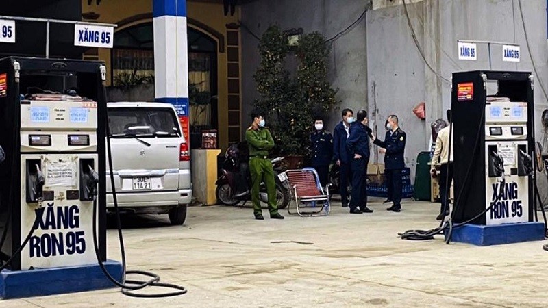 Lực lượng chức năng kiểm tra tại cửa hàng kinh doanh xăng dầu Nam Triệu trên phố Thụy Khuê (Tây Hồ, Hà Nội).