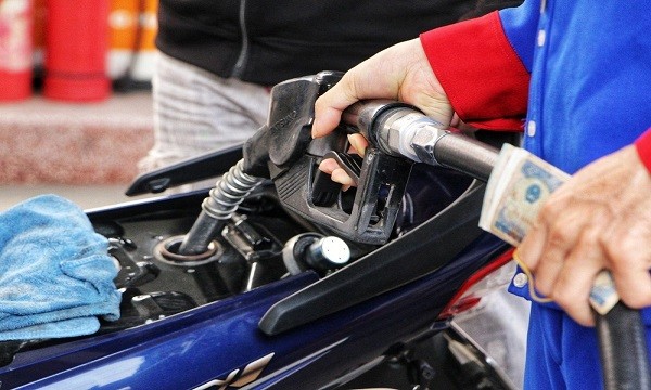 Giá xăng tăng, giá dầu giảm gần 1.000 đồng/lít từ 15h30 hôm nay.